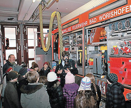 Besuch der 3. Klasse bei der Feuerwehr